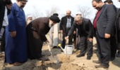 همزمان با روز درختکاری، چندین اصله نهال با حضور نماینده ولی فقیه در استان، استاندار و ائمه جمعه استان غرس شد