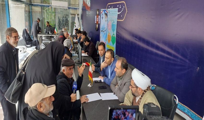 میز خدمت اداره کل منابع طبیعی و آبخیزداری استان البرز در مصلی نماز جمعه کرج برگزار شد