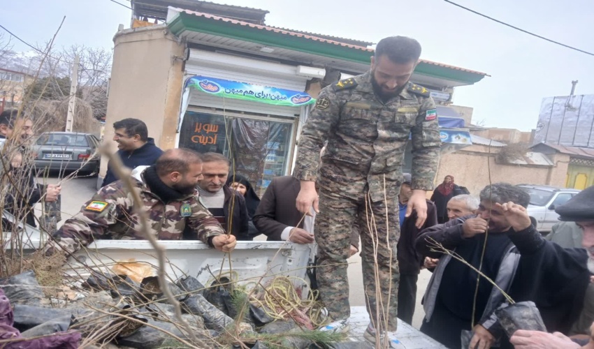 نماز جمعه طالقان در طنین هفته منابع طبیعی؛ توزیع گسترده نهال بین نمازگزاران