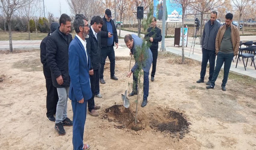 اجرای مراسم غرس نهال در گلسار با حضور مسئولان و مردم