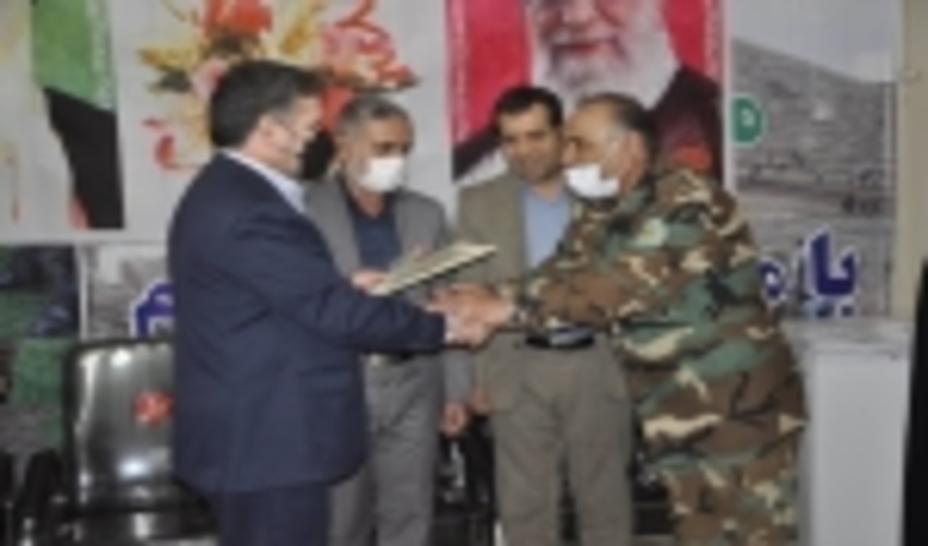 تجلیل فرماندار اشتهارد از جانباز اداره منابع طبیعی و آبخیزداری شهرستان به مناسبت هفته منابع طبیعی