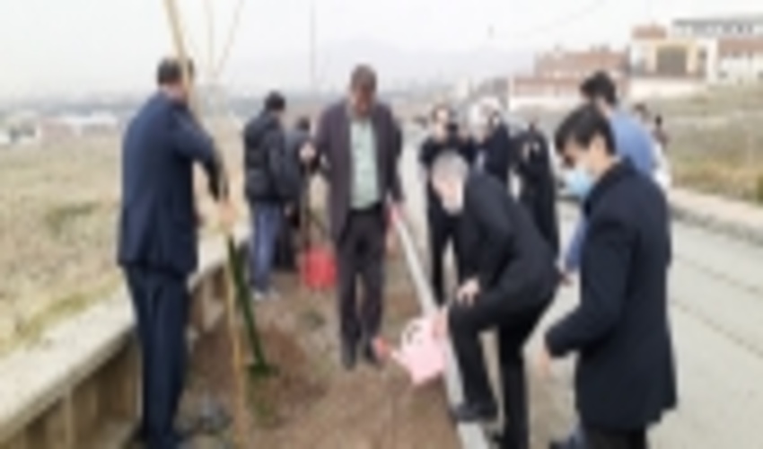 اجرای مراسم نهالکاری و گرامیداشت هفته منابع طبیعی با مشارکت بسیج جامعه پزشکی در محل پردیس علوم پزشکی استان البرز