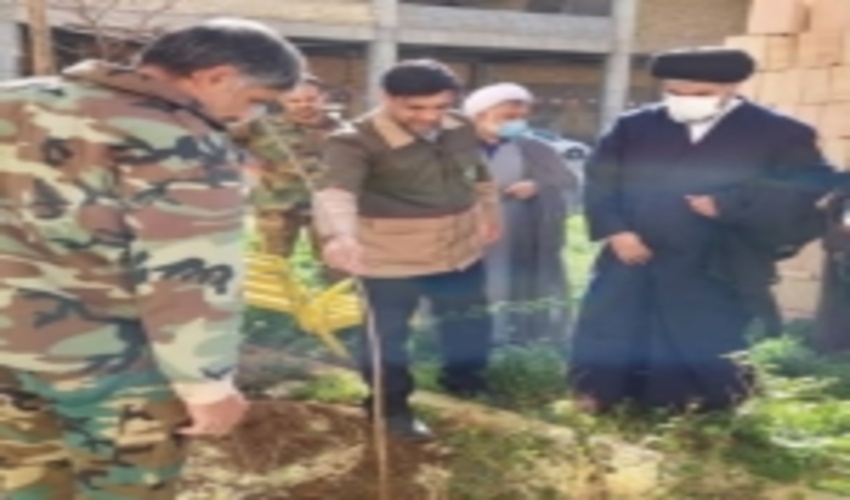 غرس نهال توسط فرماندار و امام جمعه شهرستان نظرآباد به مناسبت گرامیداشت هفته منابع طبیعی و روز شهدا