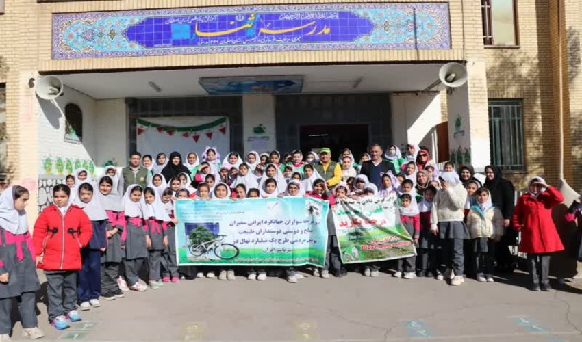 حضور رئیس اداره منابع طبیعی و آبخیزداری شهرستان کرج در دبیرستان متوسطه نشاط و کاشت نهال جهت ترویج فرهنگ منابع طبیعی