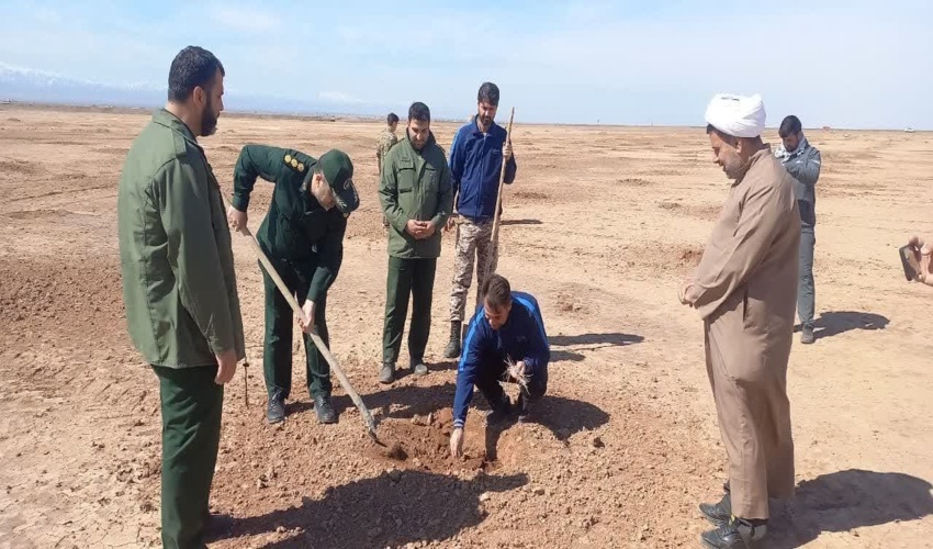 ایجاد آتش بر توسط اداره منابع طبیعی نظرآباد در مناطق بحرانی این شهرستان برای مقابله با حریق