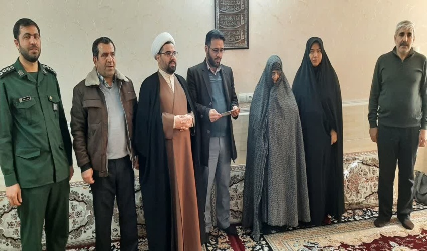 تجلیل از خانواده های شهدا در شهرستان اشتهارد به مناسبت سالگرد شهادت سردار دل ها 