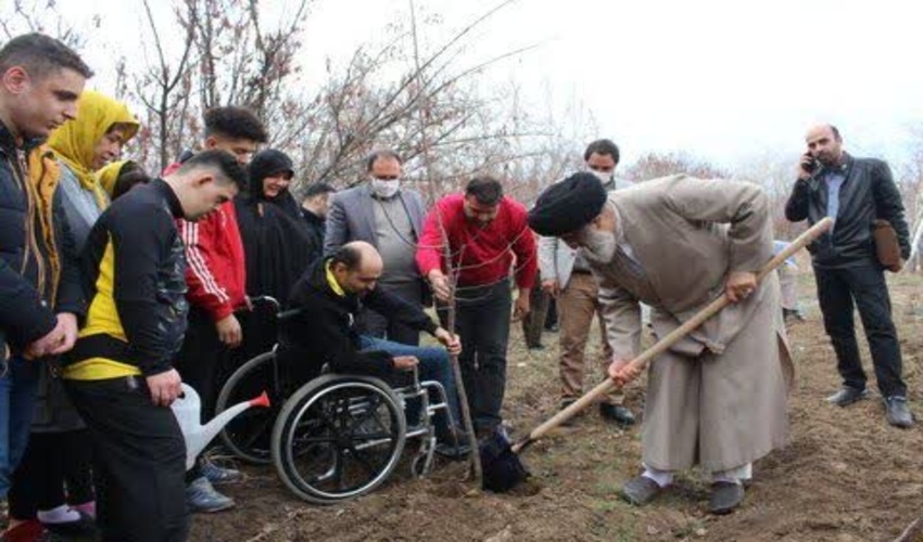 کاشت نهال توسط بهشتیان زمینی در البرز با شعار "درخت برای زندگی"