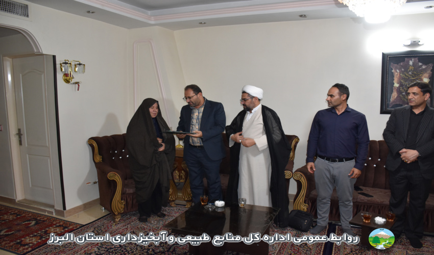 ملاقات مدیر کل منابع طبیعی و آبخیزداری البرز با همسر و فرزندان شهید رستم دولتیار