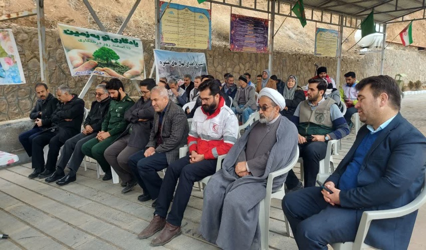 درختکاری در مزار روستای گوران شهرستان طالقان به یاد شهدای این روستا