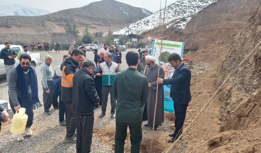 درختکاری در گلزار شهدای روستای گوران شهرستان طالقان با حضور مسئولین