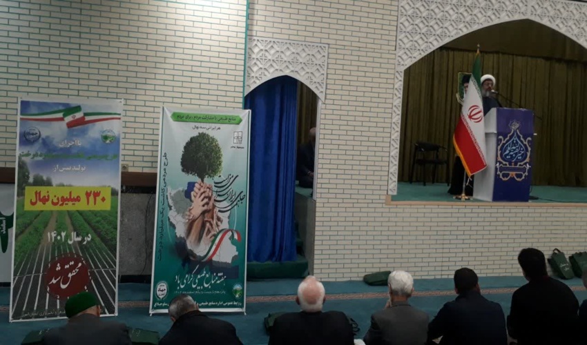 میز خدمت اداره منابع طبیعی و توزیع نهال رایگان در مصلی های نماز جمعه شهرستان ساوجبلاغ 