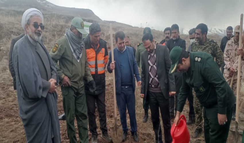 کاشت نهال به یاد شهید علی اصغر ادیبی و شهدای گلگون کفن روستای دیزان از توابع طالقان 