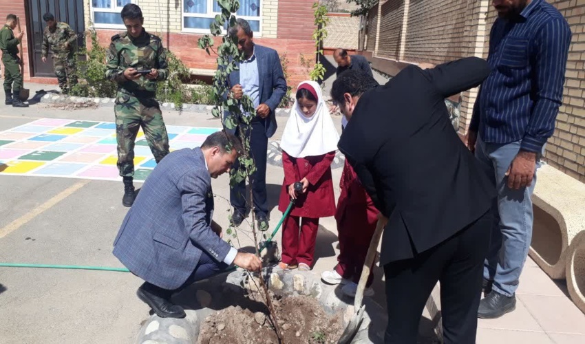 مراسم درختکاری به مناسبت آغاز سال تحصیلی در هشتگرد 