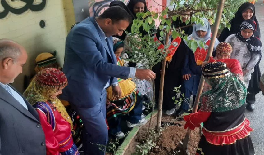 مراسم درختکاری در دبستان فاطمه عرب فردیس با همکاری اداره منابع طبیعی و آبخیزداری کرج