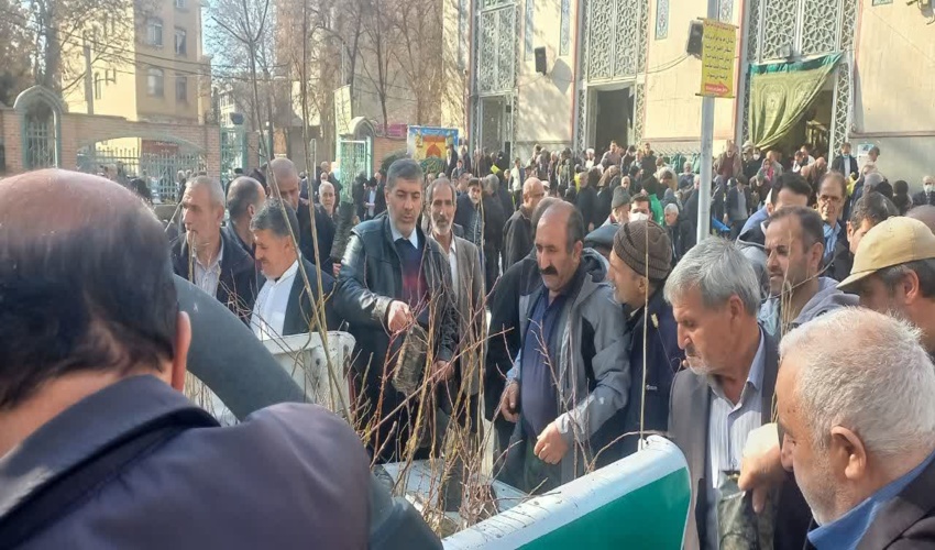 توزیع نهال رایگان بین نمازگزاران پس از برگزاری نماز جمعه در مصلی شهرستان کرج