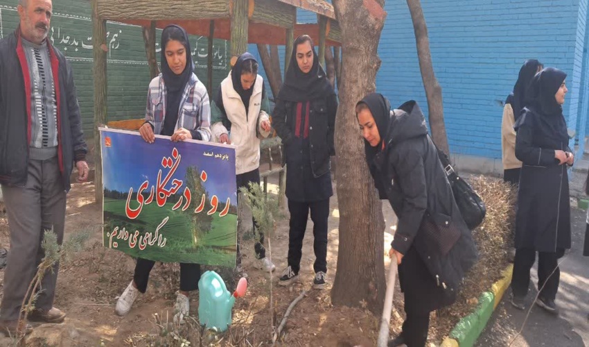 استقبال پرشور دانش‌آموزان کرج و فردیس از مراسم درختکاری هفته منابع طبیعی