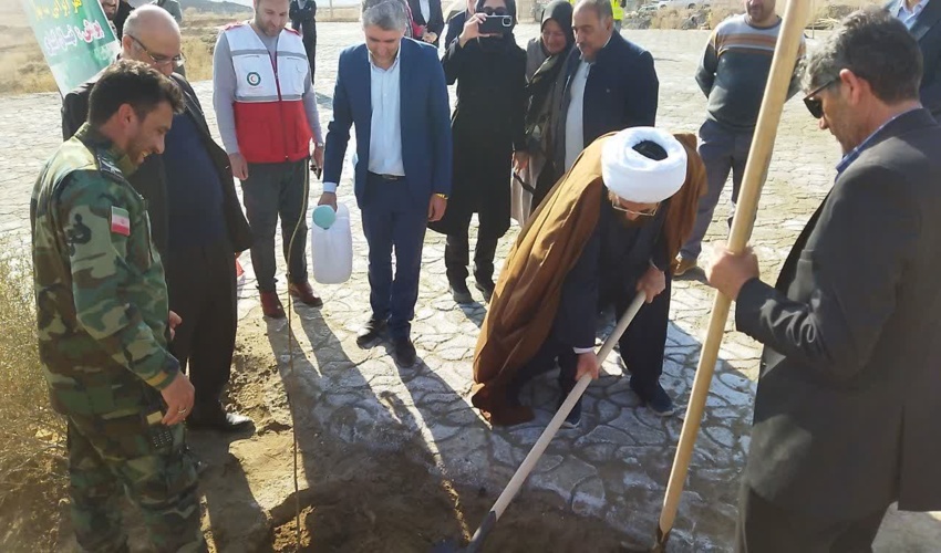 مراسم درختکاری در پروژه بوم‌گردی دستکنده‌های باستانی اشتهارد برگزار شد